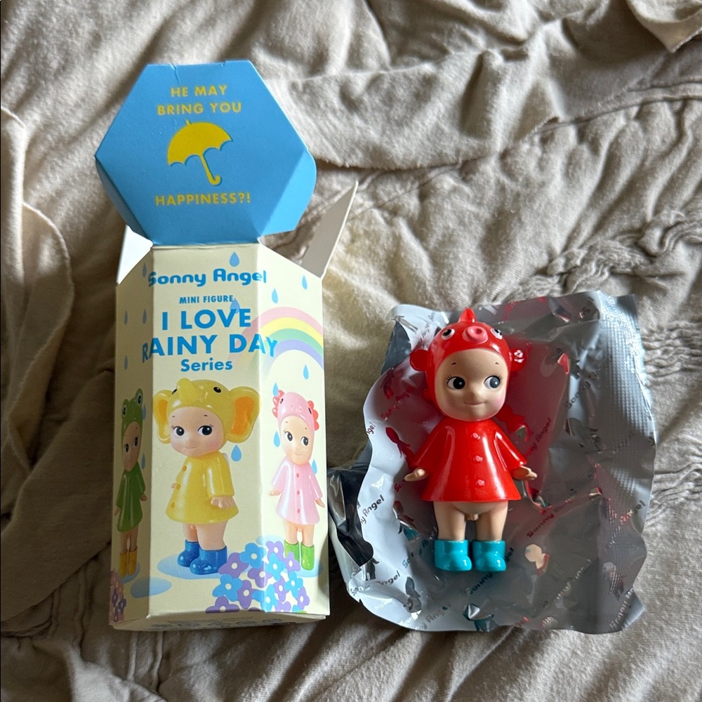 SONNY ANGEL I LOVE RAINY DAY SERIES - GOLDFISH